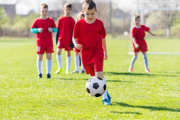 Fútbol infantil - niños jugadores haciendo ejercicio antes del partido — Foto de Stock