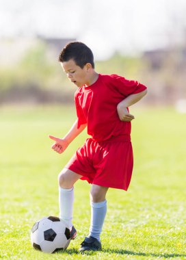 Çocuklar futbol futbol - futbol sahası üzerinde çocuk oyuncular maç 