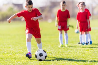 Çocuklar futbol futbol - futbol sahası üzerinde çocuk oyuncular maç 