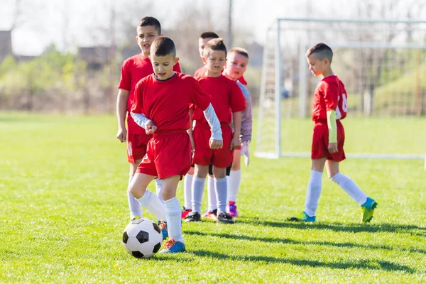 Děti fotbal fotbal - děti hráči cvičení před zápasem — Stock fotografie