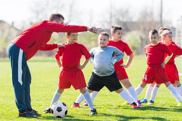 Football pour enfants - joueurs d'enfants faisant de l'exercice avant le match — Photo