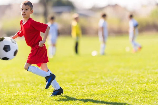 Fútbol infantil - niños jugadores haciendo ejercicio antes del partido — Foto de Stock