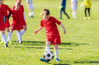 Çocuklar futbol futbol - futbol sahası üzerinde çocuk oyuncular maç 