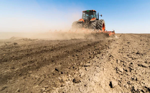 Traktor bereitet Land vor — Stockfoto