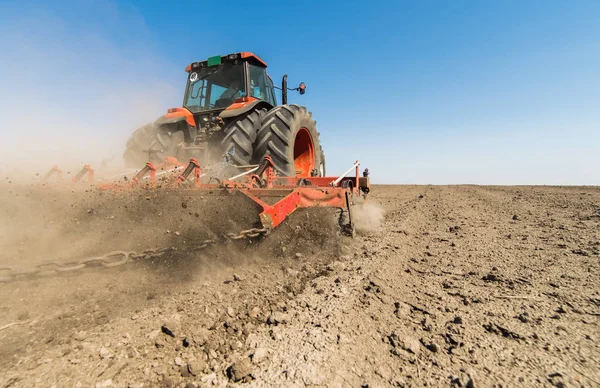 Traktor menyiapkan tanah — Stok Foto