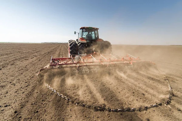 Arazi hazırlama traktör — Stok fotoğraf