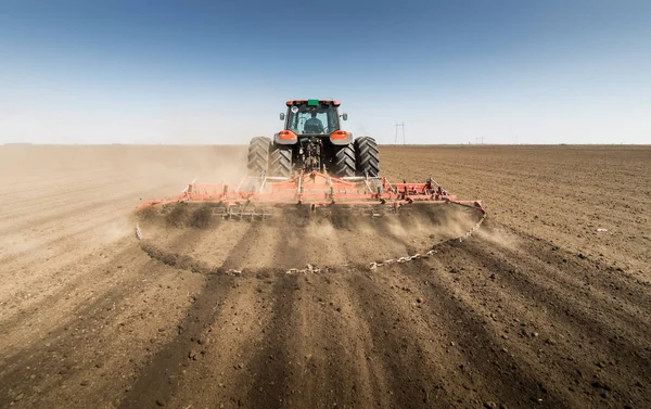 Traktor menyiapkan tanah — Stok Foto