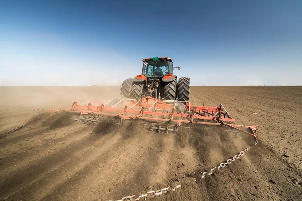Arazi hazırlama traktör — Stok fotoğraf