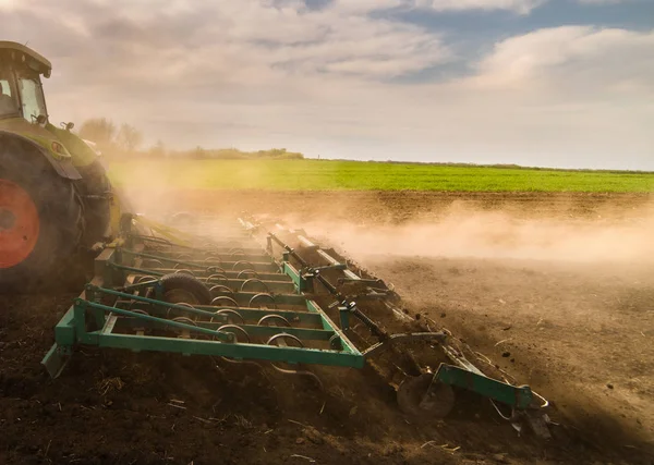 Traktor förbereda mark — Stockfoto