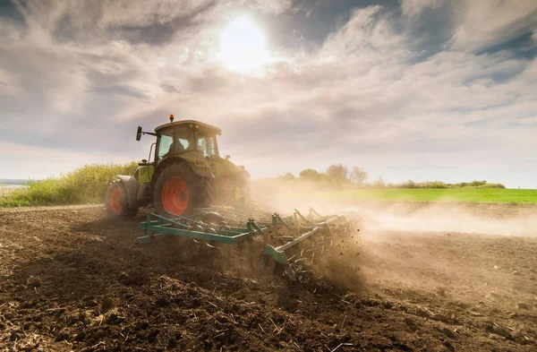 Trekker voorbereiding van land — Stockfoto