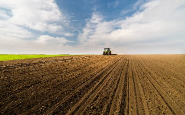 Traktor bereitet Land vor — Stockfoto