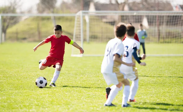 Futebol infantil - crianças jogadores jogo no campo de futebol — Fotografia de Stock