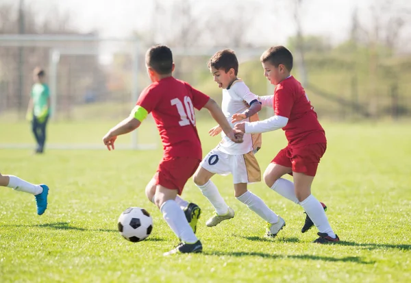 Fútbol de niños - partido de jugadores de niños en el campo de fútbol — Foto de Stock