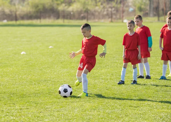 Çocuklar futbol futbol - futbol sahası üzerinde çocuk oyuncular maç — Stok fotoğraf