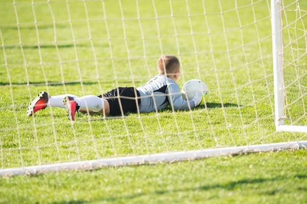Çocuklar futbol futbol - futbol sahası üzerinde maçında kaleci — Stok fotoğraf