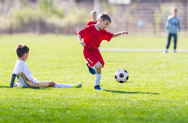 Çocuklar futbol futbol - futbol sahası üzerinde çocuk oyuncular maç — Stok fotoğraf