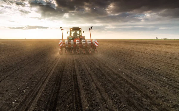 Landwirt mit Traktoraussaat - Aussaat von Feldfrüchten — Stockfoto