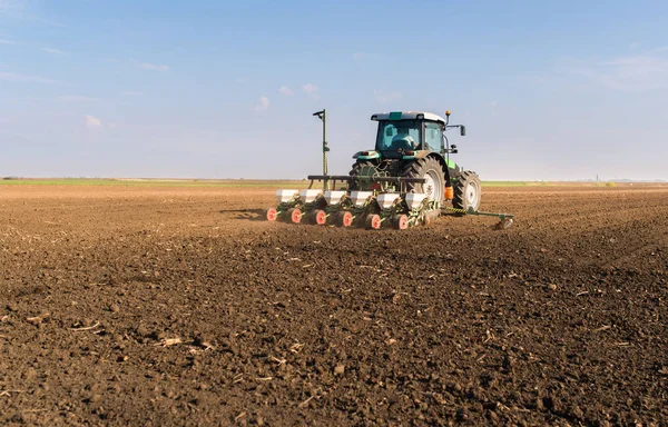 Petani dengan bibit traktor - menabur benih di pertanian f — Stok Foto