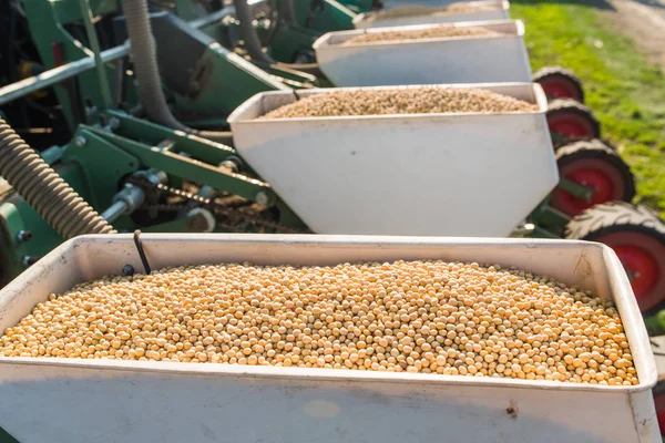 Agricultor com trator semeadura - sementeira de culturas de soja em f agrícola — Fotografia de Stock