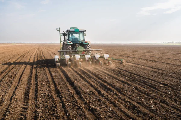 Agricultor com sementeira de tractores - sementeira no campo agrícola — Fotografia de Stock