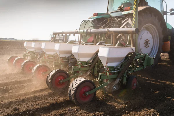 Agricultor con siembra de tractores - sembrar cultivos de soja en la agricultura f — Foto de Stock