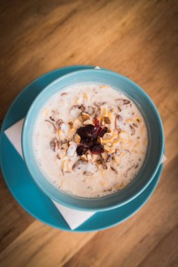 Kurutulmuş meyve üzerinde karınca ile lezzetli besleyici ve sağlıklı yulaf ezmesi