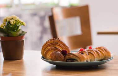 Lezzetli kahvaltı taze puf böreği rulo ile frui ile dolu