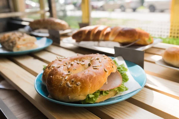 新鲜面包三明治配火腿、 奶酪、 培根、 西红柿、 生菜、 c — 图库照片