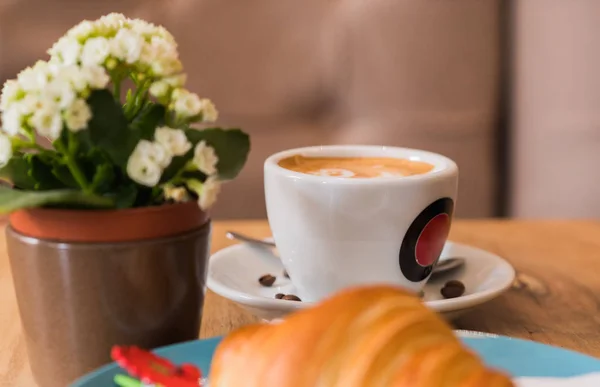 Taza de café expreso fresco con latte arte en brillante ta de madera — Foto de Stock