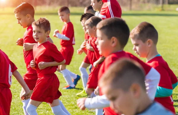 Fútbol infantil - niños jugadores haciendo ejercicio antes del partido —  Fotos de Stock