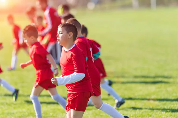 Fútbol infantil - niños jugadores haciendo ejercicio antes del partido —  Fotos de Stock