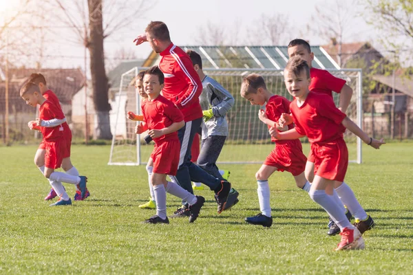 Futebol infantil jogadores de crianças que se exercitam antes do jogo — Fotografia de Stock