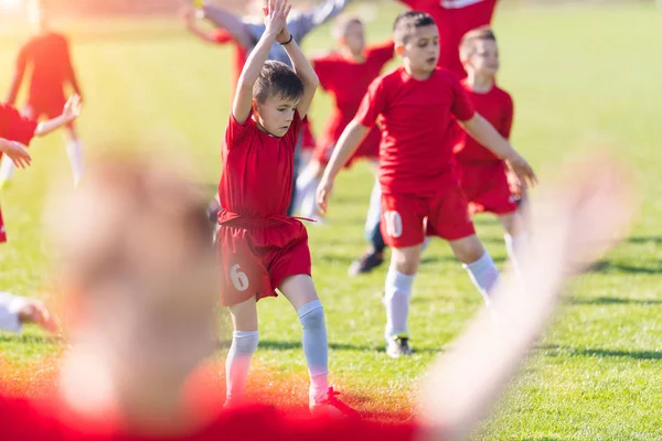 Kinderen voetbal voetbal - kinderen spelers oefenen voordat wedstrijd — Stockfoto