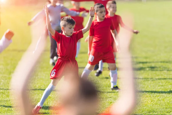 Futebol infantil jogadores de crianças que se exercitam antes do jogo — Fotografia de Stock