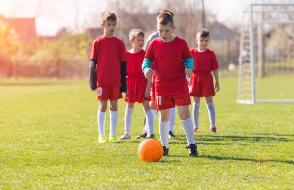 Çocuklar futbol futbol - futbol sahası üzerinde çocuk oyuncular maç — Stok fotoğraf