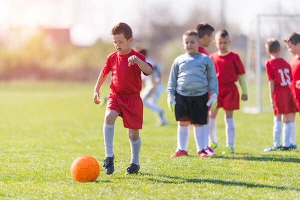 Детский футбол - детские игры на футбольном поле
 