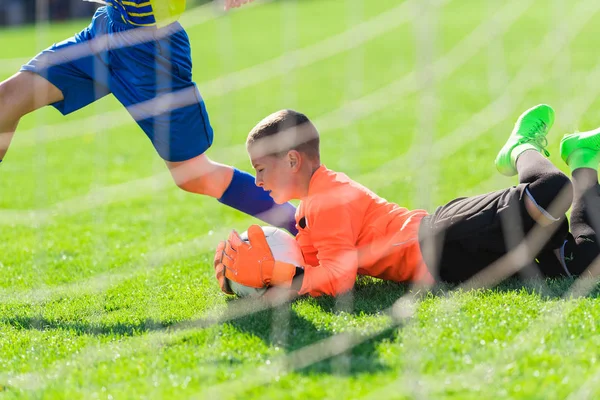 Futebol infantil - crianças jogadores jogo no campo de futebol — Fotografia de Stock