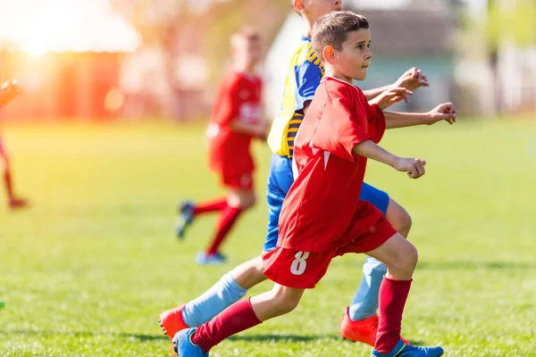 Děti fotbal fotbal - děti hráči zápas na fotbalovém hřišti — Stock fotografie