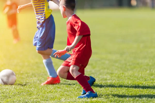 Futebol infantil - crianças jogadores jogo no campo de futebol — Fotografia de Stock