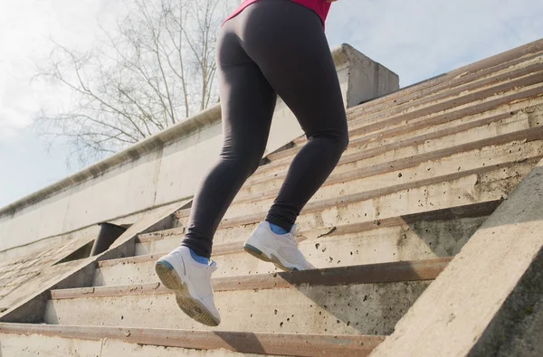 Läuferfüße laufen auf Turnschuhen die Treppe hoch — Stockfoto