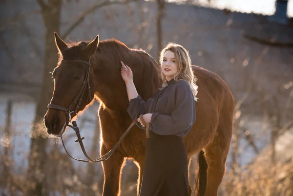 Joven hermosa elegancia mujer posando con caballo —  Fotos de Stock