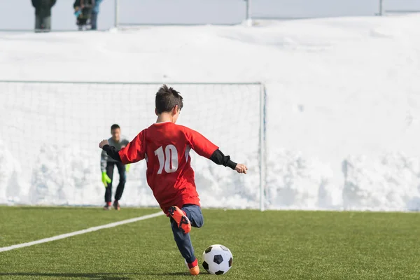 Torneo di calcio per bambini - i giocatori per bambini giocano su socc — Foto Stock