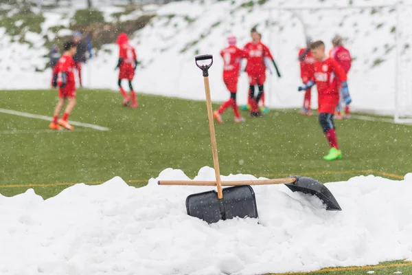 Pale nella pila di neve dopo aver pulito la neve dal calcio — Foto Stock