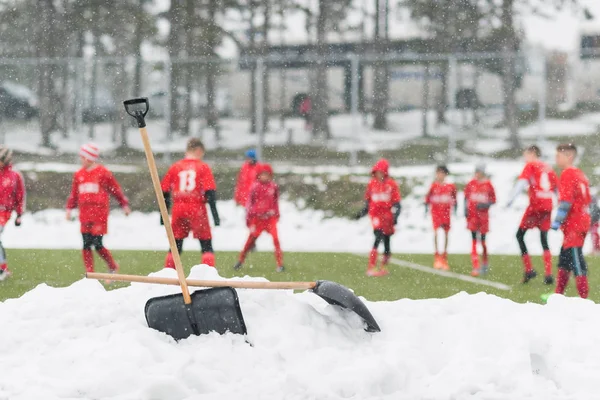 Pale nella pila di neve dopo aver pulito la neve dal calcio — Foto Stock