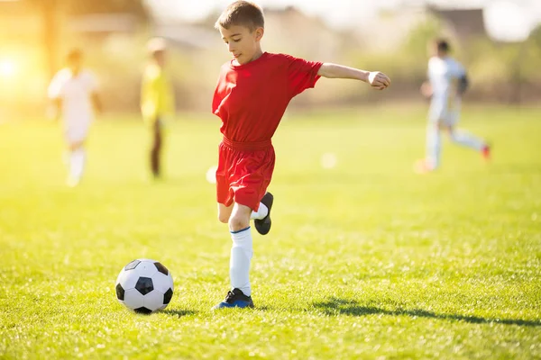 Kinderen voetbal voetbal - kinderen spelers match op voetbalveld — Stockfoto