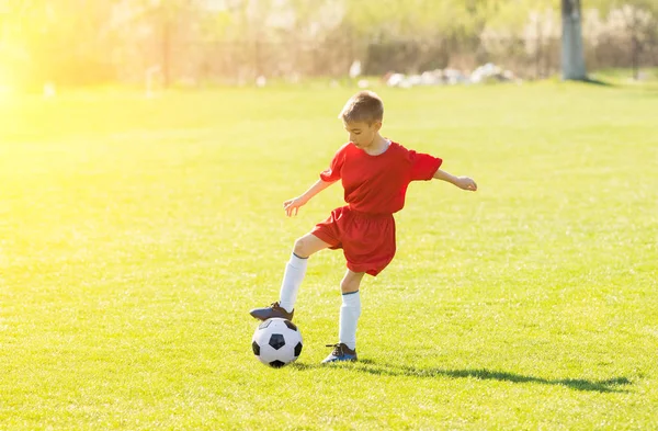 Futebol infantil - crianças jogadores jogo no campo de futebol — Fotografia de Stock