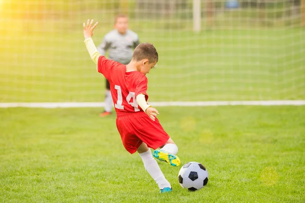 Děti fotbal fotbal - děti hráči zápas na fotbalovém hřišti — Stock fotografie