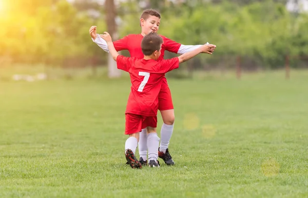 Ποδόσφαιρο Ποδόσφαιρο τα παιδιά - τα παιδιά οι παίκτες αγώνα σε γήπεδο ποδοσφαίρου — Φωτογραφία Αρχείου