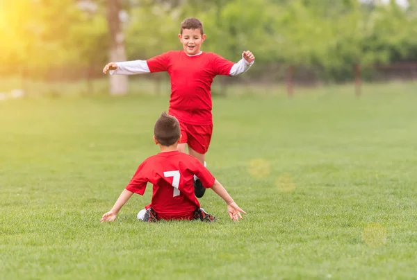 Barnen fotboll fotboll - barn spelare match på fotbollsplan — Stockfoto