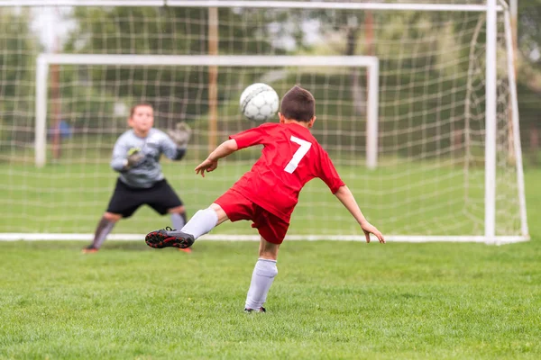 Barnen fotboll fotboll - barn spelare match på fotbollsplan — Stockfoto